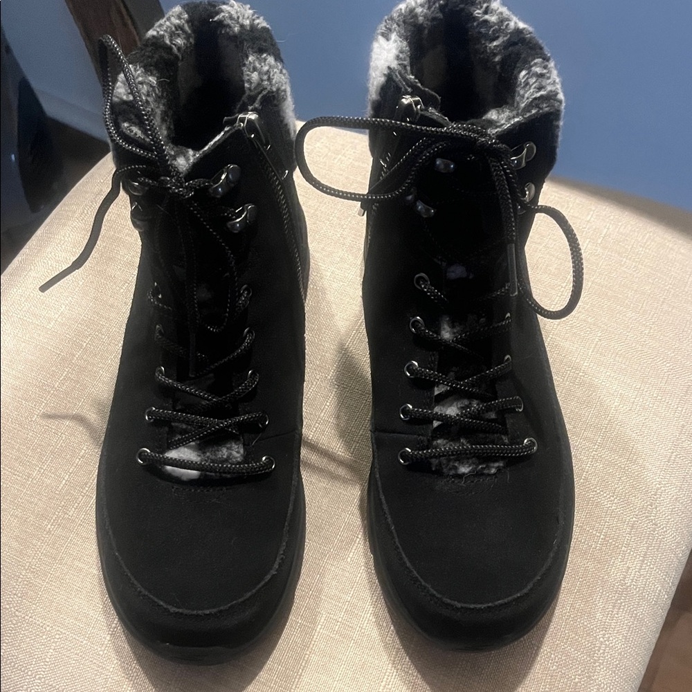 Skechers Black Winter Boots with Faux Fur Lining